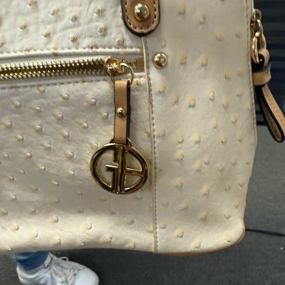 Giani Bernini Cream Shoulder Bag - Picture 10 of 11